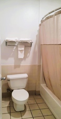 Imagen de la habitación del Hotel OYO Calhoun, GA I-75. Foto 8