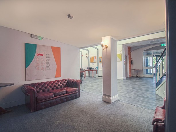 Imagen de los interiores del Hotel OYO Clamart. Foto 15