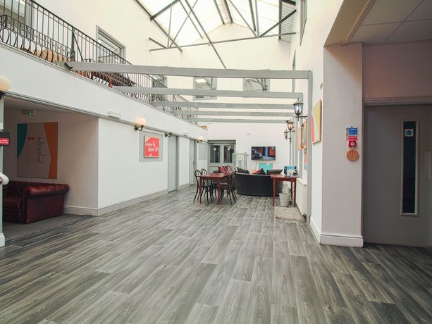 Imagen de los interiores del Hotel OYO Clamart. Foto 16