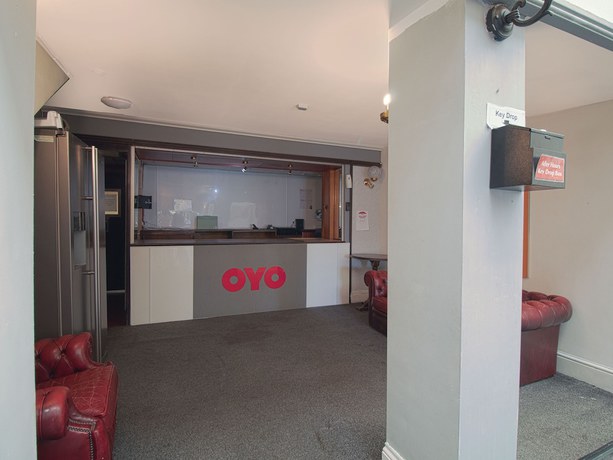 Imagen de los interiores del Hotel OYO Clamart. Foto 17