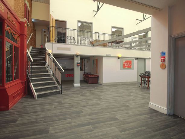 Imagen de los interiores del Hotel OYO Clamart. Foto 18