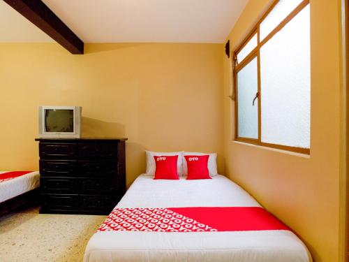 Imagen de la habitación del Hotel OYO Emperador. Foto 4