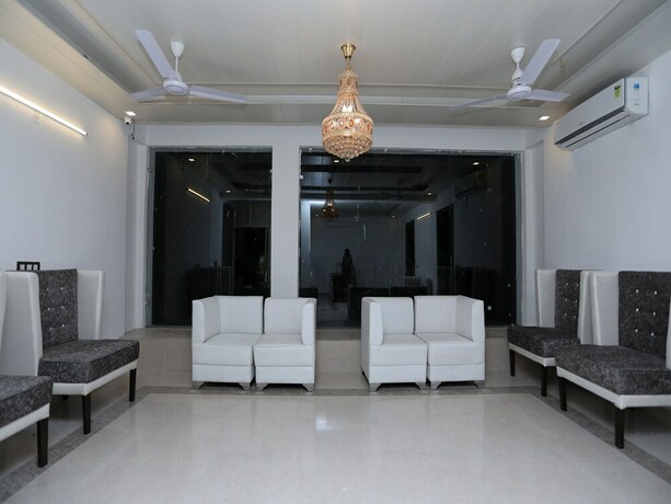 Imagen de los interiores del Hotel OYO Flagship Hotel Uk-07. Foto 18