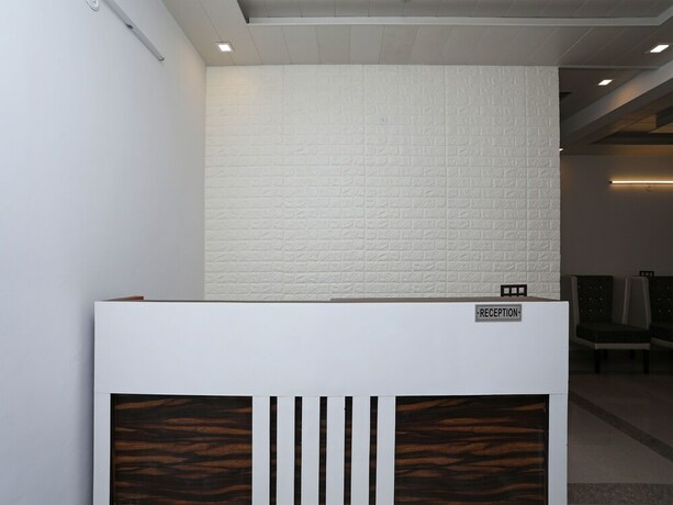 Imagen de los interiores del Hotel OYO Flagship Hotel Uk-07. Foto 19