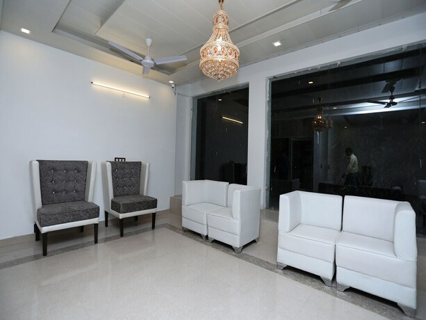 Imagen de los interiores del Hotel OYO Flagship Hotel Uk-07. Foto 20