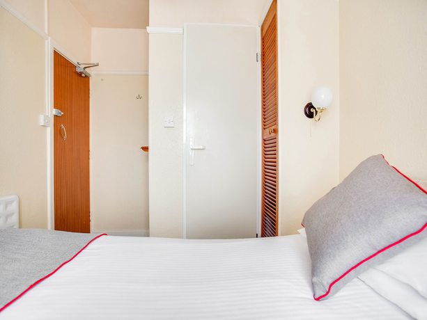 Imagen de la habitación del Hotel OYO Godolphin Arms. Foto 2