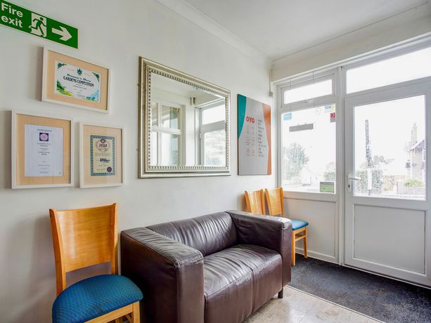 Imagen de los interiores del Hotel OYO Godolphin Arms. Foto 17