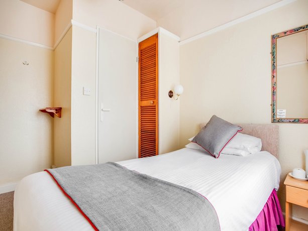 Imagen de la habitación del Hotel OYO Godolphin Arms. Foto 6