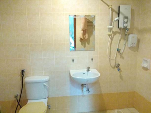 Imagen de la habitación del Hotel OYO HOME 90301 Suria Service Apartments @ Bukit Merak Laketown Resort. Foto 9