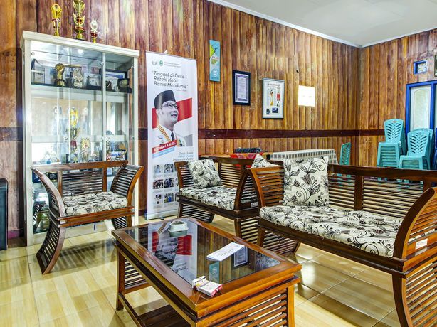Imagen de los interiores del Hotel OYO HOMES 91242 Desa Wisata Cibuntu Kuningan Syariah. Foto 16