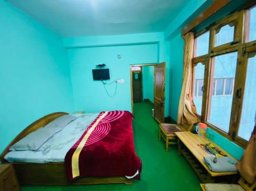 Imagen de la habitación del Hotel OYO Himalaya. Foto 20