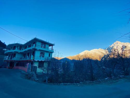 Imagen general del Hotel OYO Himalaya. Foto 16