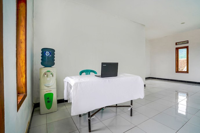 Imagen de los interiores del Hotel OYO Homes 91002 Eco Tourism Desa Cibodas Areng 3 Syariah. Foto 18