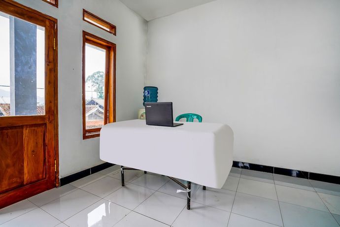 Imagen de los interiores del Hotel OYO Homes 91002 Eco Tourism Desa Cibodas Areng 3 Syariah. Foto 19