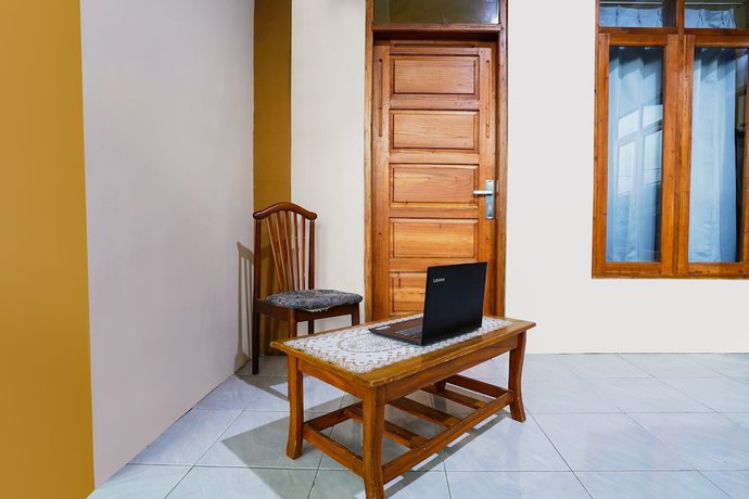 Imagen de los interiores del Hotel OYO Homes 91008 Eco Tourism Desa Cibodas Babakan Gentong 1 Syariah. Foto 18