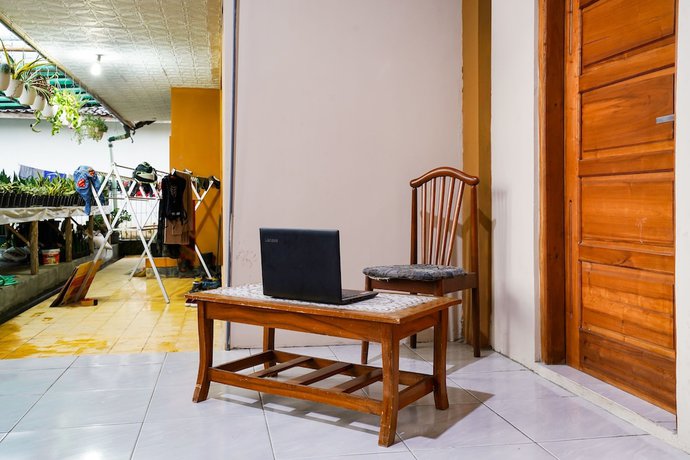 Imagen de los interiores del Hotel OYO Homes 91008 Eco Tourism Desa Cibodas Babakan Gentong 1 Syariah. Foto 19