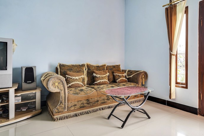 Imagen de los interiores del Hotel OYO Homes 91009 Eco Tourism Desa Cibodas Areng 4 Syariah. Foto 16