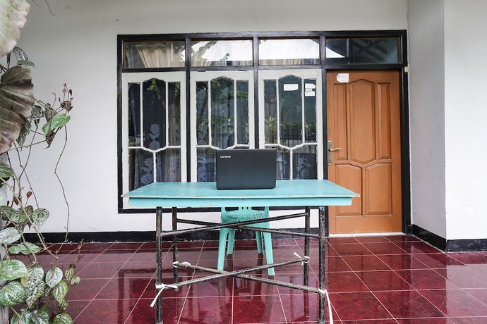 Imagen de los interiores del Hotel OYO Homes 91009 Eco Tourism Desa Cibodas Areng 4 Syariah. Foto 18