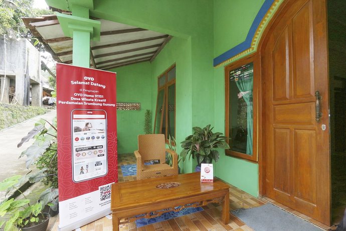 Imagen de los interiores del Hotel OYO Homes 91151 Desa Wisata Kreatif Perdamaian Srumbung Gunung. Foto 11