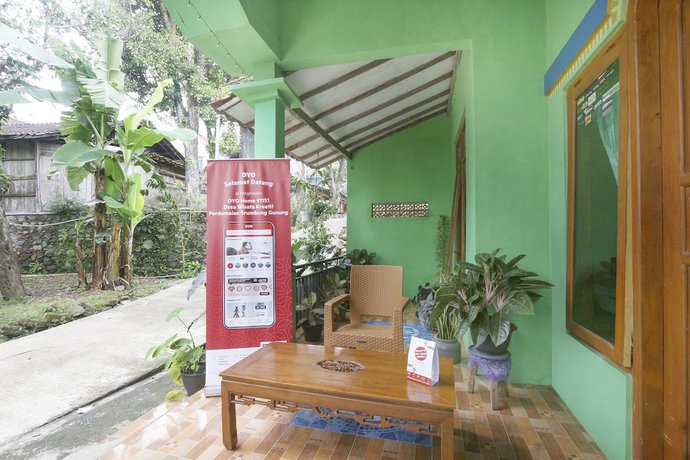 Imagen de los interiores del Hotel OYO Homes 91151 Desa Wisata Kreatif Perdamaian Srumbung Gunung. Foto 12