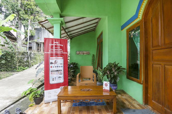 Imagen de los interiores del Hotel OYO Homes 91151 Desa Wisata Kreatif Perdamaian Srumbung Gunung. Foto 13