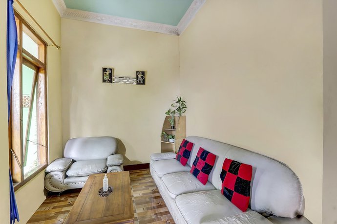 Imagen de los interiores del Hotel OYO Homes 91151 Desa Wisata Kreatif Perdamaian Srumbung Gunung. Foto 14