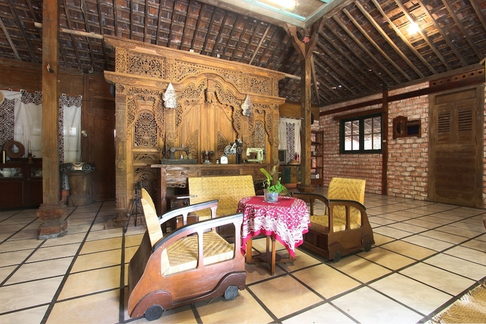 Imagen de los interiores del Hotel OYO Homes 93598 Omah Baturan Syariah. Foto 19