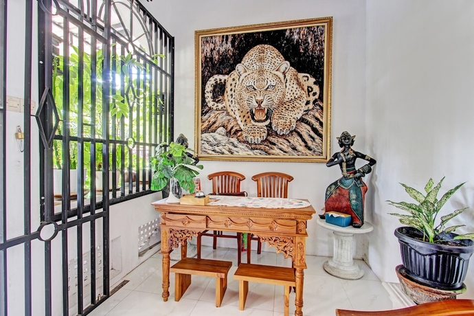 Imagen de los interiores del Hotel OYO Homes 93608 Yy\'s House Syariah. Foto 13