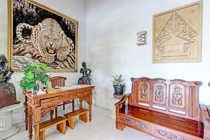 Imagen de los interiores del Hotel OYO Homes 93608 Yy\'s House Syariah. Foto 15