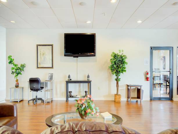 Imagen de los interiores del Hotel OYO Hotel Dundee By Crystal Lake. Foto 13