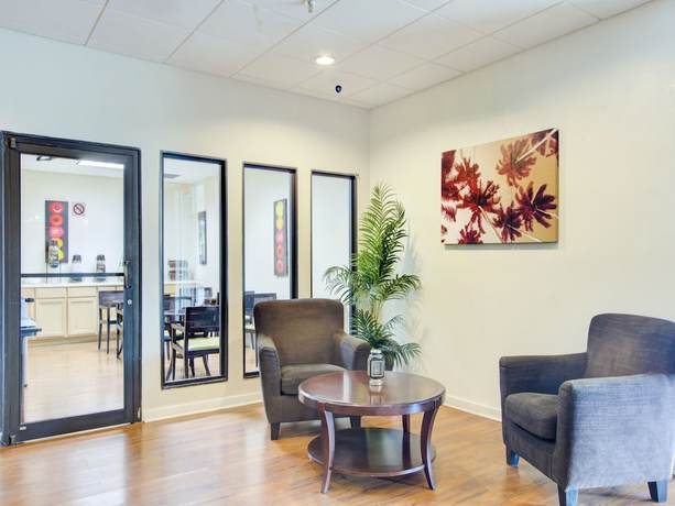 Imagen de los interiores del Hotel OYO Hotel Dundee By Crystal Lake. Foto 17