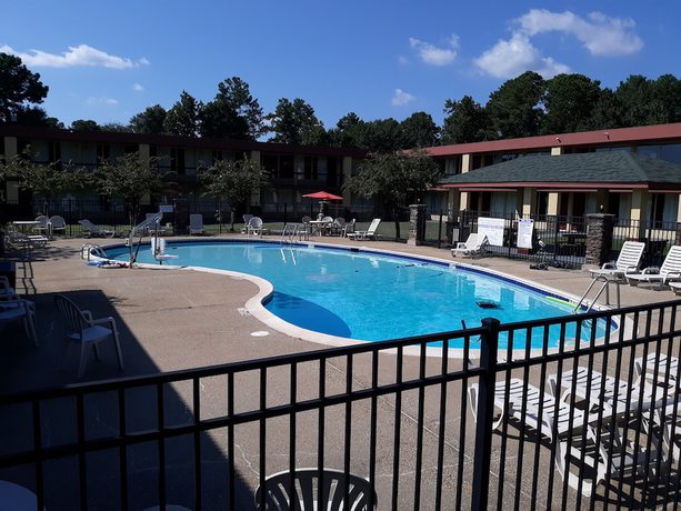 Imagen de la piscina del Hotel OYO Hotel Phenix City Central. Foto 17
