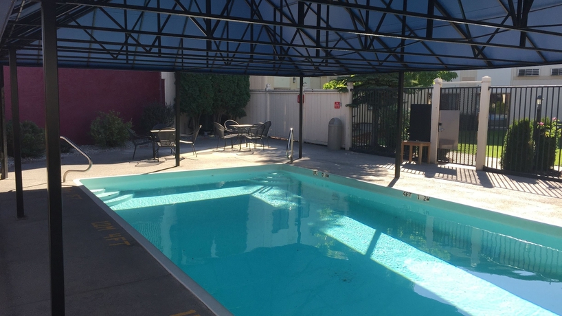 Imagen de la piscina del Hotel OYO Hotel Spokane North. Foto 17