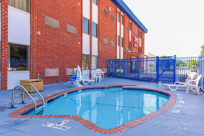 Imagen de la piscina del Hotel OYO Irving DFW Airport South. Foto 20