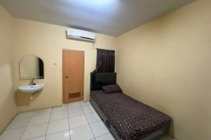 Imagen de la habitación del Hotel OYO LIfe 93129 Kost Mangga. Foto 5