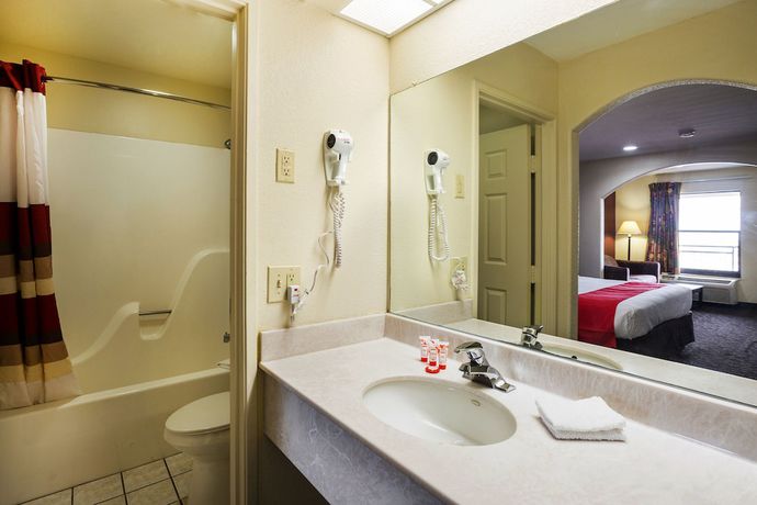 Imagen de la habitación del Hotel OYO LSU. Foto 16