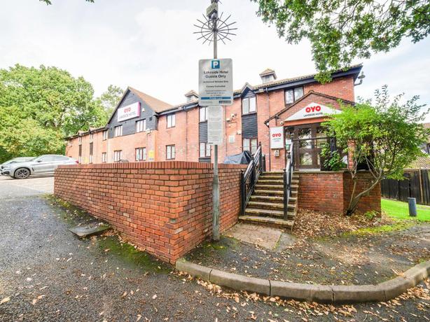 Imagen de los exteriores del Hotel OYO Lakeside Haydock, St Helens. Foto 19