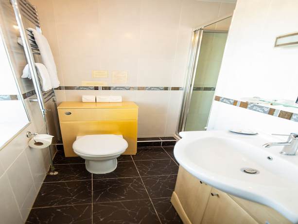 Imagen de la habitación del Hotel OYO Lamphey Hall. Foto 8