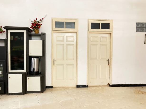 Imagen de los interiores del Hotel OYO Life 90989 Lee Dug Tretes Residence. Foto 17