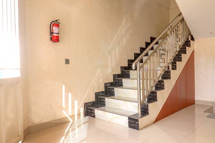 Imagen de los interiores del Hotel OYO Life 92707 D-akomiba Residence. Foto 17