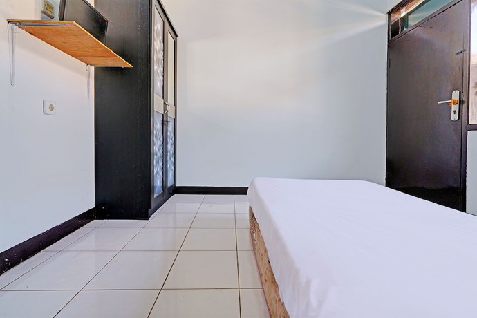 Imagen de la habitación del Hotel OYO Life 92901 Kost Bu Nur. Foto 2