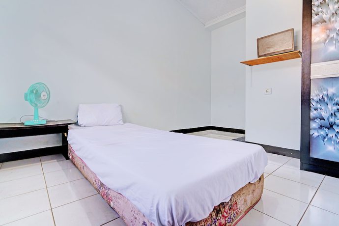 Imagen de la habitación del Hotel OYO Life 92901 Kost Bu Nur. Foto 4