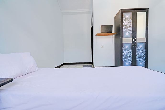 Imagen de la habitación del Hotel OYO Life 92901 Kost Bu Nur. Foto 5