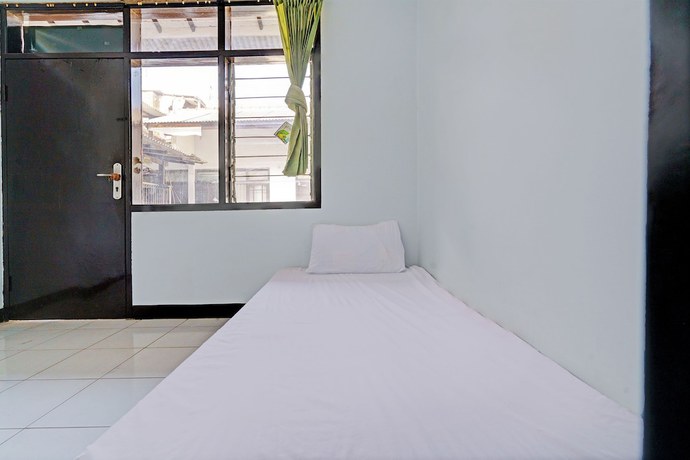 Imagen de la habitación del Hotel OYO Life 92901 Kost Bu Nur. Foto 6
