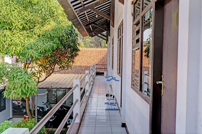 Imagen de los interiores del Hotel OYO Life 92901 Kost Bu Nur. Foto 19