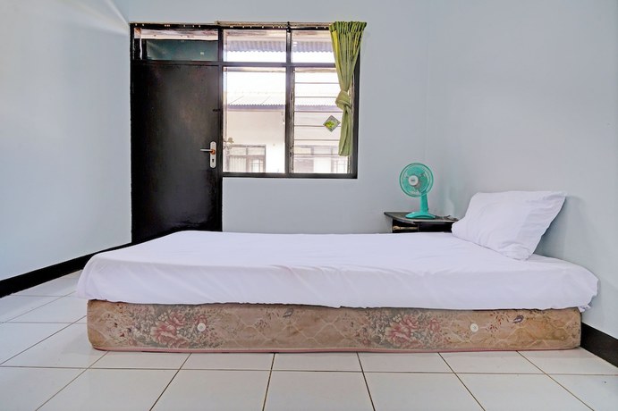 Imagen de la habitación del Hotel OYO Life 92901 Kost Bu Nur. Foto 8