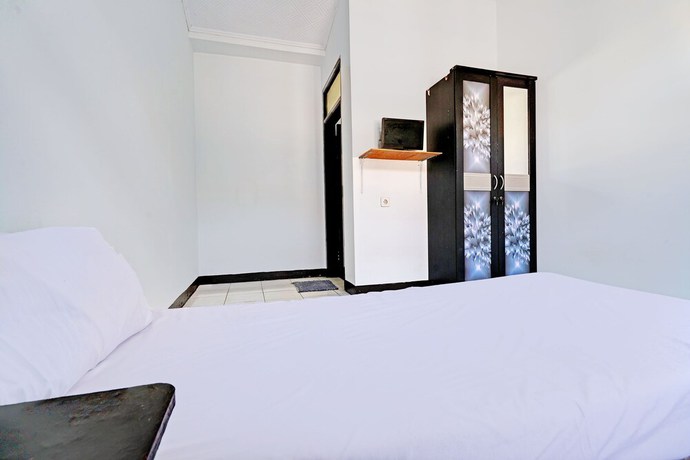 Imagen de la habitación del Hotel OYO Life 92901 Kost Bu Nur. Foto 9
