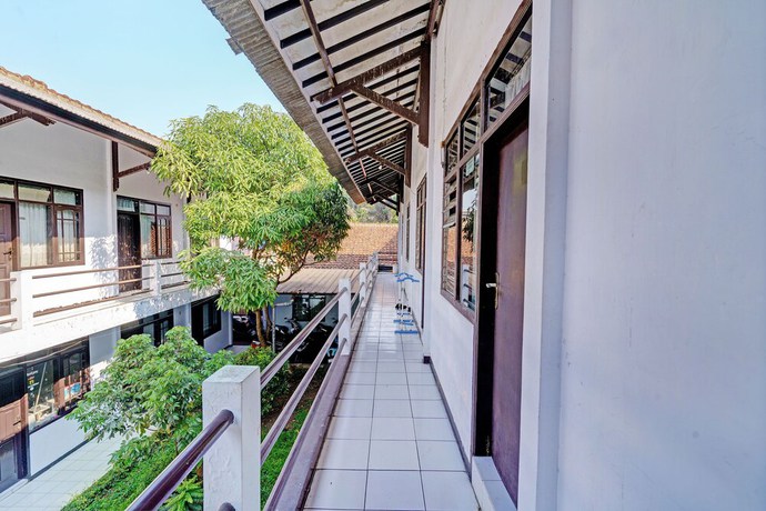 Imagen de los interiores del Hotel OYO Life 92901 Kost Bu Nur. Foto 20