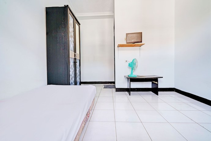 Imagen de la habitación del Hotel OYO Life 92901 Kost Bu Nur. Foto 10