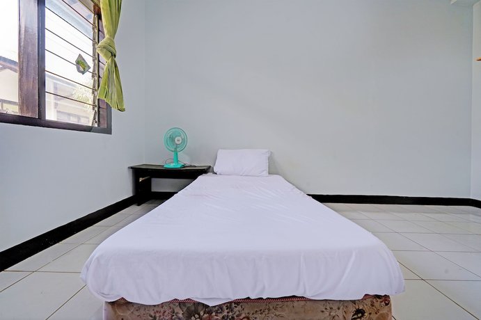 Imagen de la habitación del Hotel OYO Life 92901 Kost Bu Nur. Foto 11